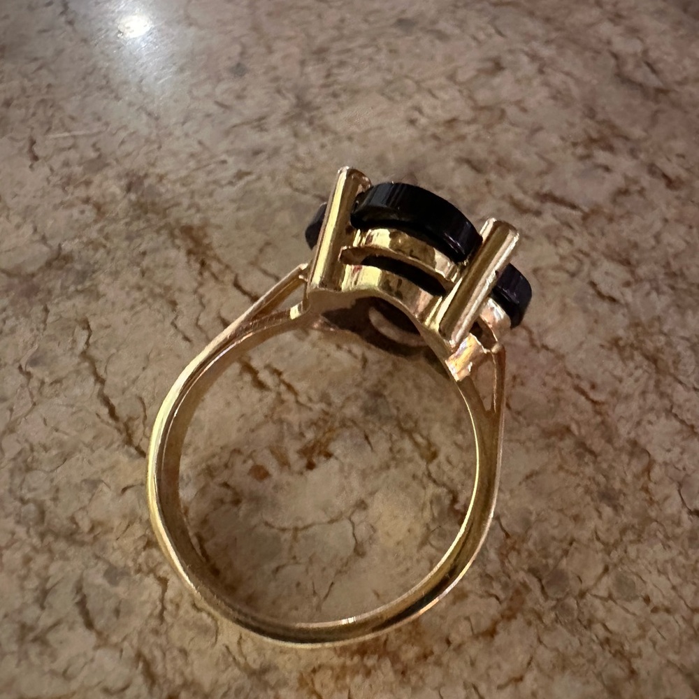 Elegant Gold and Black Onyx Women's Ring